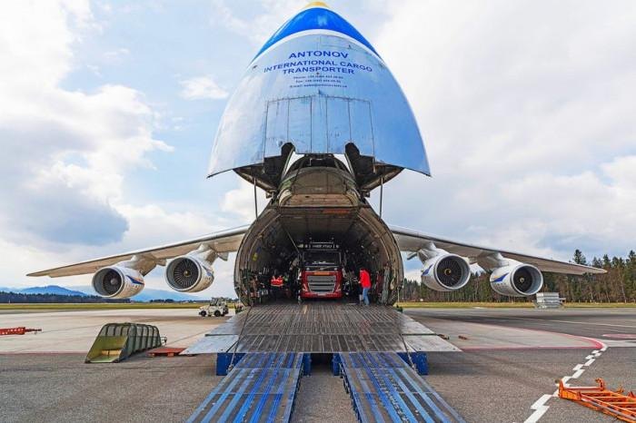 Heavy cargo aircraft and oversized freight operation